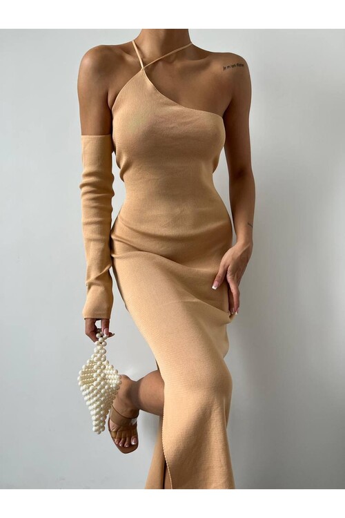 فستان تريكو بياقة غير متناظرة