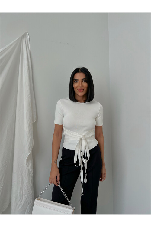 بلوزة تريكو بأكمام قصيرة وحزام الخصر