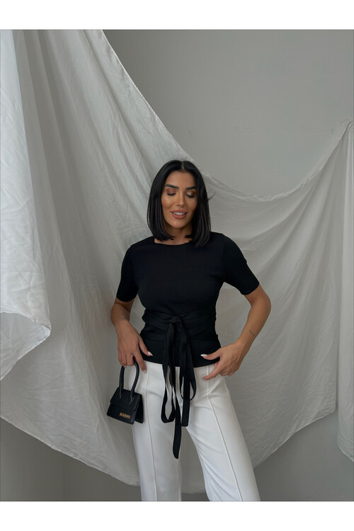 Трикотажная блуза с короткими рукавами и поясом на талии