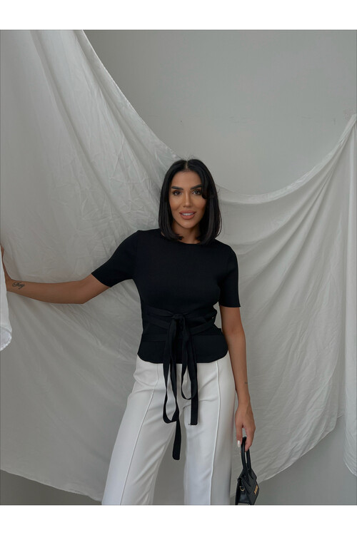 Трикотажная блуза с короткими рукавами и поясом на талии