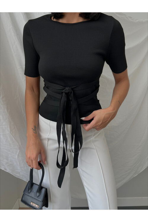 Трикотажная блуза с короткими рукавами и поясом на талии