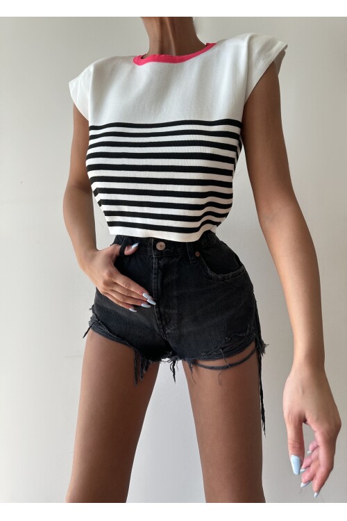 Трикотажная блузка с круглым вырезом и короткими рукавами