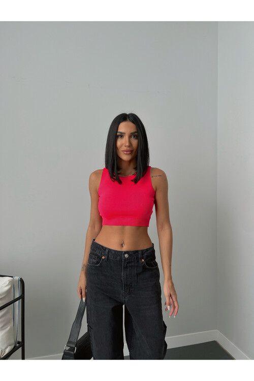 Трикотажное платье в рубчик с V-образным вырезом