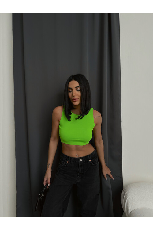 Трикотажное платье в рубчик с V-образным вырезом