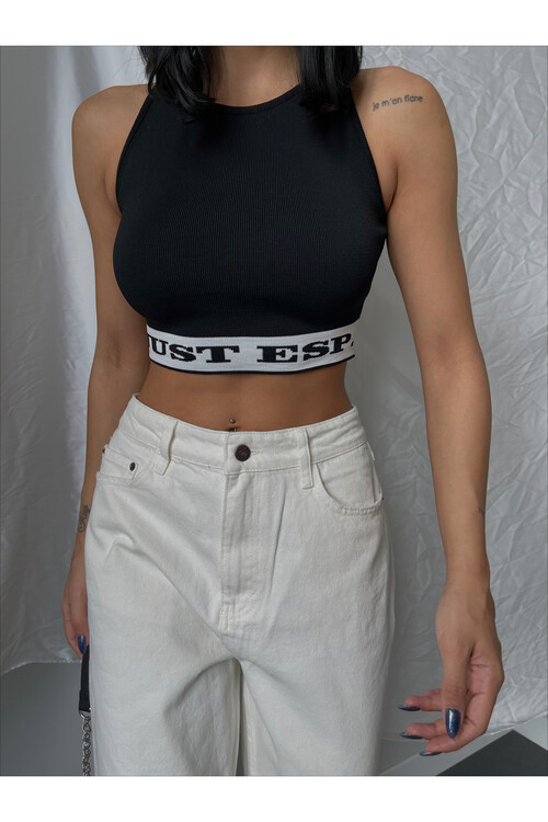 Текст на шее с круглым вырезом