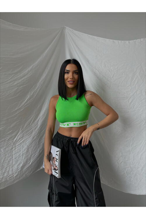 Текст на шее с круглым вырезом