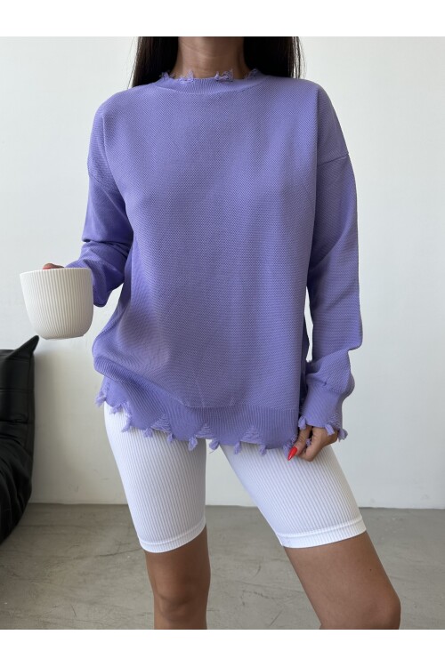 Свитер с рваными деталями и круглым вырезом