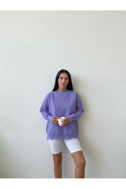 Свитер с рваными деталями и круглым вырезом