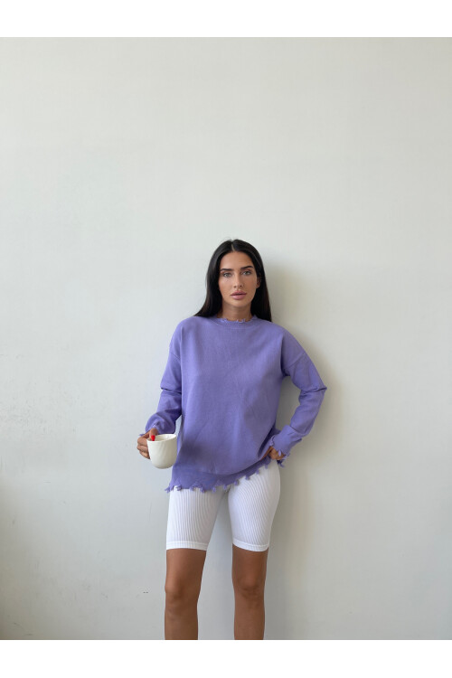 Свитер с рваными деталями и круглым вырезом