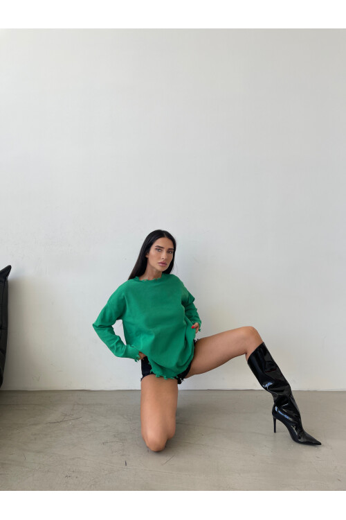 Свитер с рваными деталями и круглым вырезом