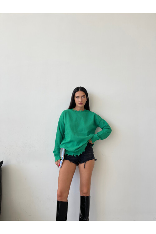 Свитер с рваными деталями и круглым вырезом