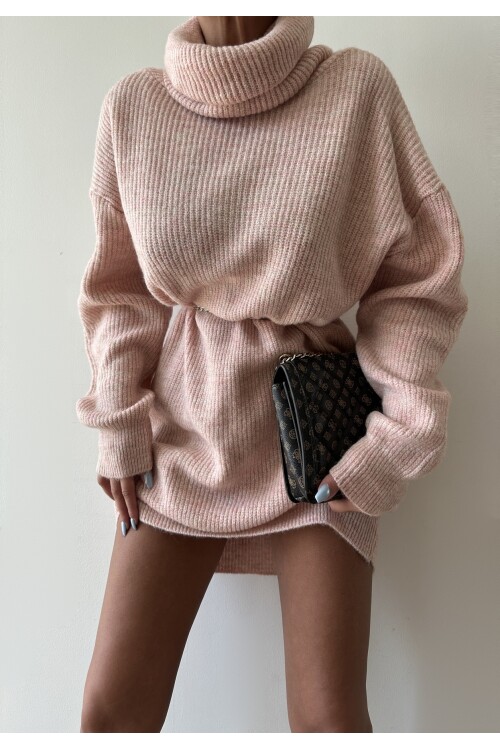 Трикотажный свитер с высоким воротником