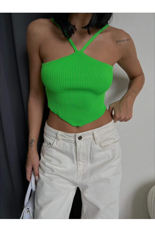 Укороченный трикотаж с ремешком на шею