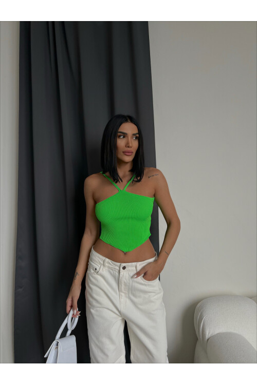 Укороченный трикотаж с ремешком на шею