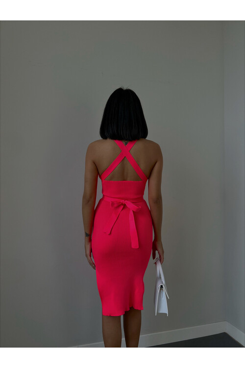 Платье с поясом и перекрестными ремешками на спине