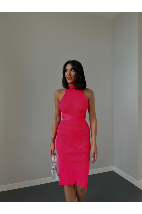 Платье с поясом и перекрестными ремешками на спине