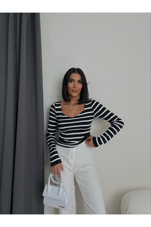 بلوزة تريكو بأكمام طويلة ونمط خط