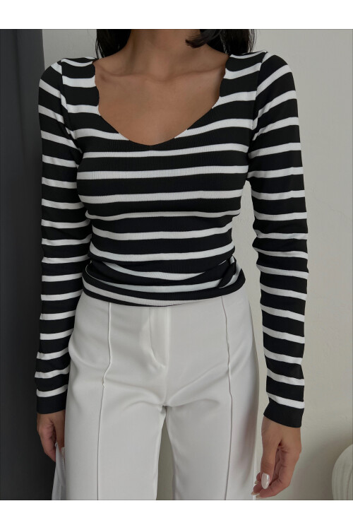 بلوزة تريكو بأكمام طويلة ونمط خط