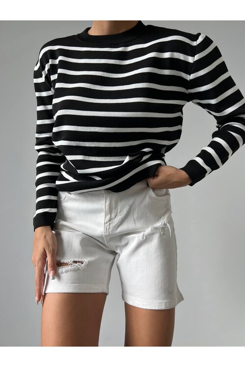 سترة تريكو مخططة برقبة دائرية