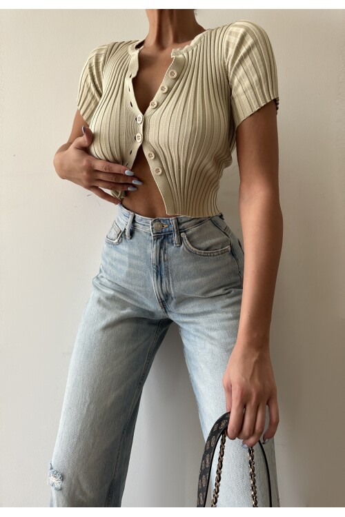 Короткий кардиган на пуговицах