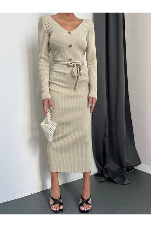 فستان بحزام مزين بأزرار