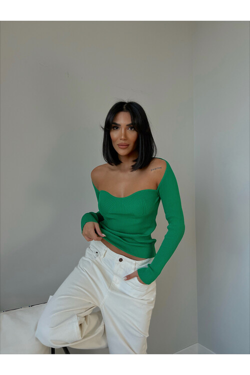 Трикотажная блузка с воротником-стойкой и рукавами-сердечками