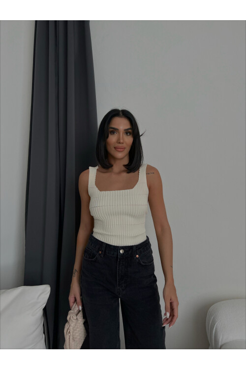 Трикотажная майка с квадратным воротником и узором