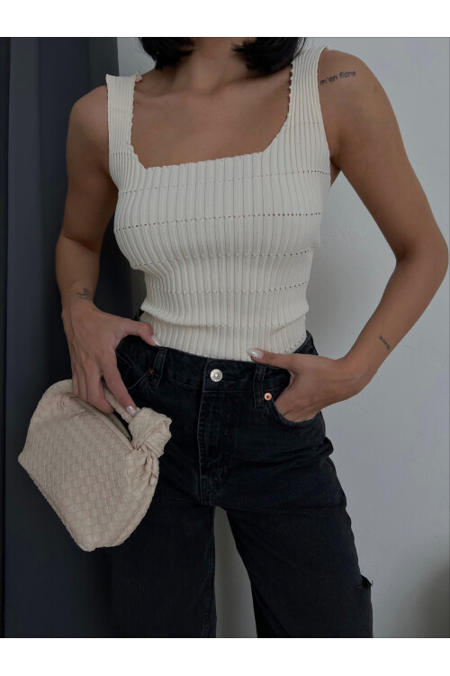 Трикотажная майка с квадратным воротником и узором