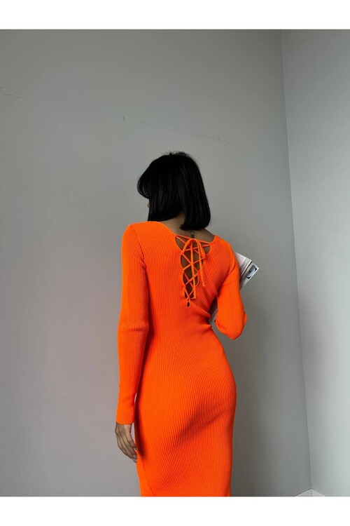 Трикотажное платье с квадратным вырезом и завязками на спине