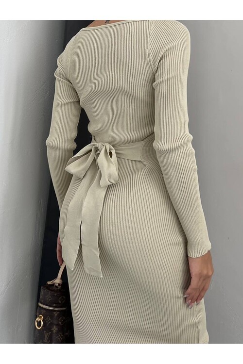 Платье с квадратным вырезом и разрезом