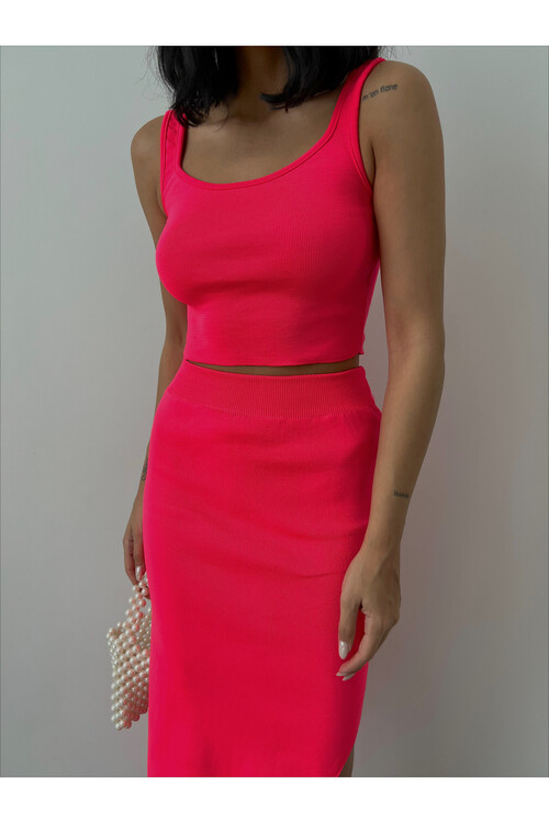 Oval Yaka Yırtmaç Detay Etekli Triko Takım