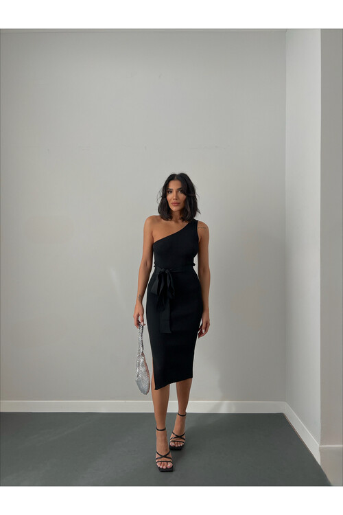 Трикотажное платье с одной бретелью и поясом