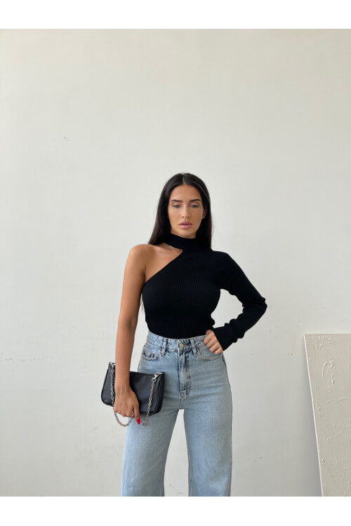 Трикотажный свитер на одно плечо