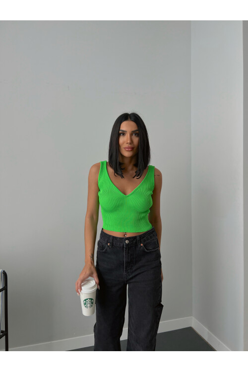 قميص تريكو مضلع بياقة على شكل حرف V