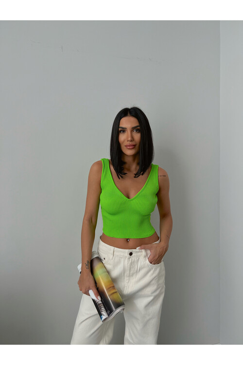 Майка из трикотажа в рубчик с V-образным вырезом