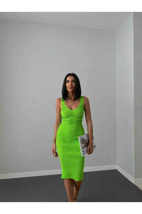 فستان تريكو مضلع بياقة على شكل V