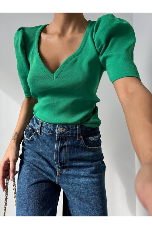 بلوزة تريكو بياقة على شكل V