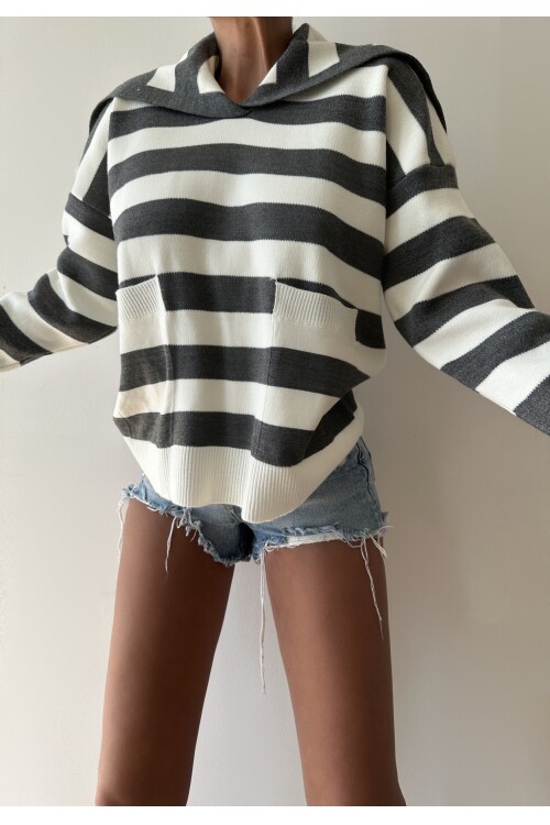 Yaka Detaylı Cepli Triko Kazak