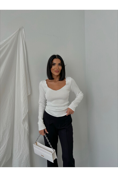 Трикотажная блуза с воротником и деталью