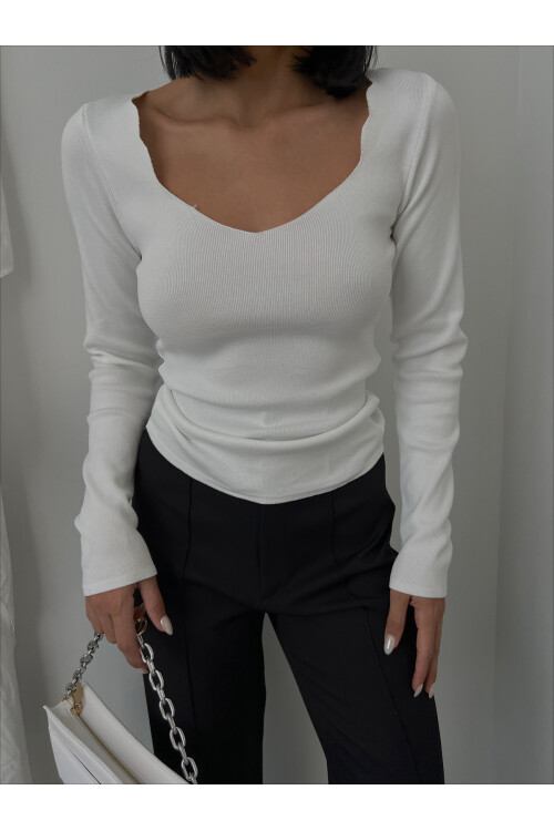 Трикотажная блуза с воротником и деталью