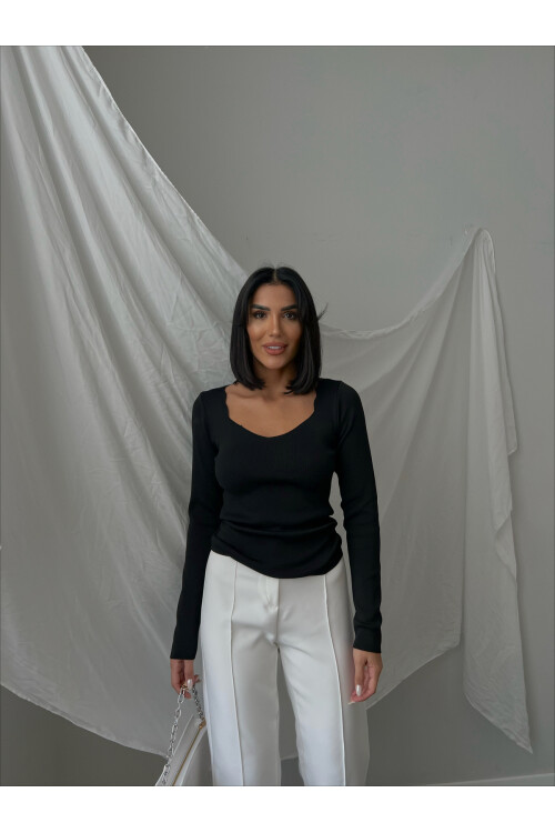 بلوزة تريكو مفصل الياقة