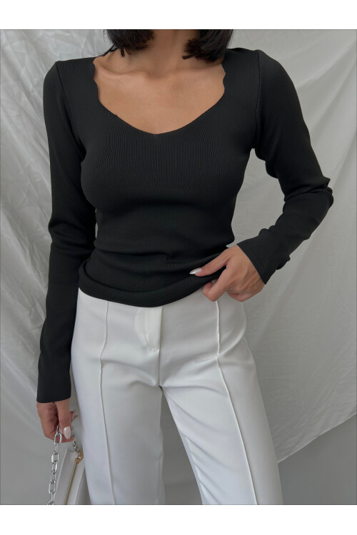 بلوزة تريكو مفصل الياقة