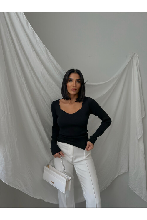 بلوزة تريكو مفصل الياقة