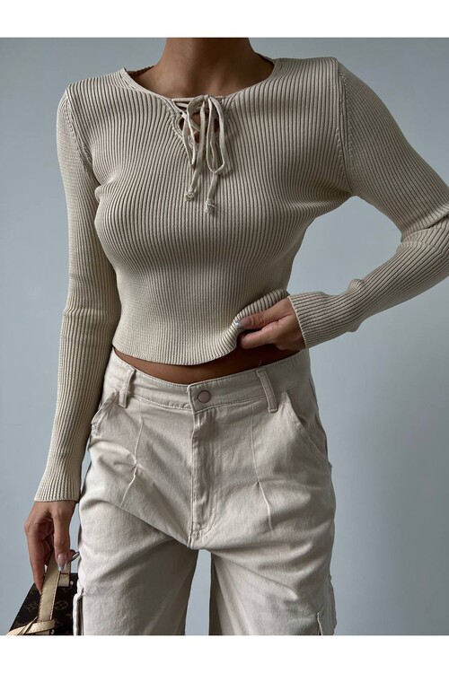 Укороченный трикотаж с воротником