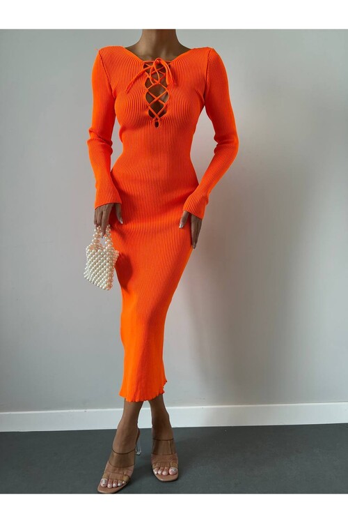 Yakası Bağcıklı Uzun Kollu Elbise