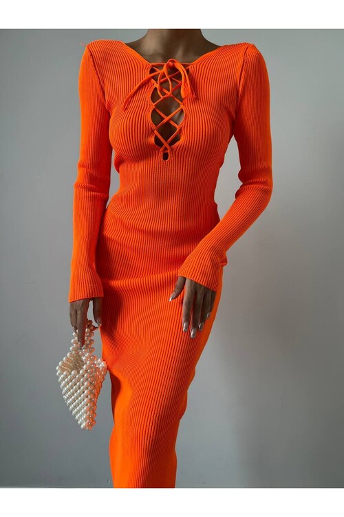 Yakası Bağcıklı Uzun Kollu Elbise