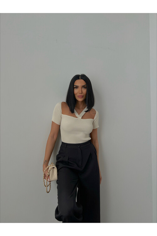 Yakası Şeritli Kısa Kollu Triko Bluz