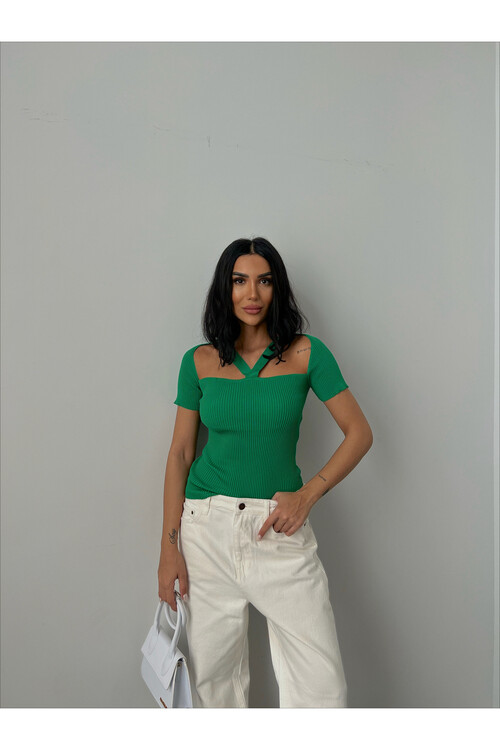 بلوزة تريكو بأكمام قصيرة وياقة مخططة