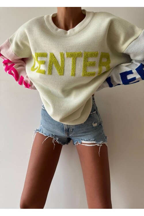 Трикотажный свитер с круглым вырезом по центру