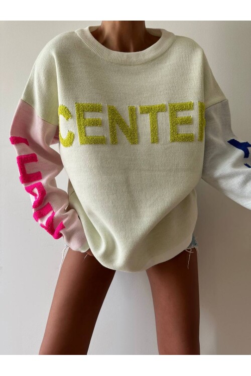 Трикотажный свитер с круглым вырезом по центру